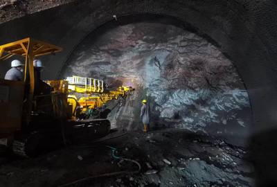 渝万高铁建设再传捷报！万州段首座八公里级长隧道提前贯通，国产大型机械显神威